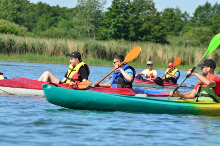 Po jeziorze i po rzece. Podopieczni Podaj Dalej płynęli w spływie kajakowym