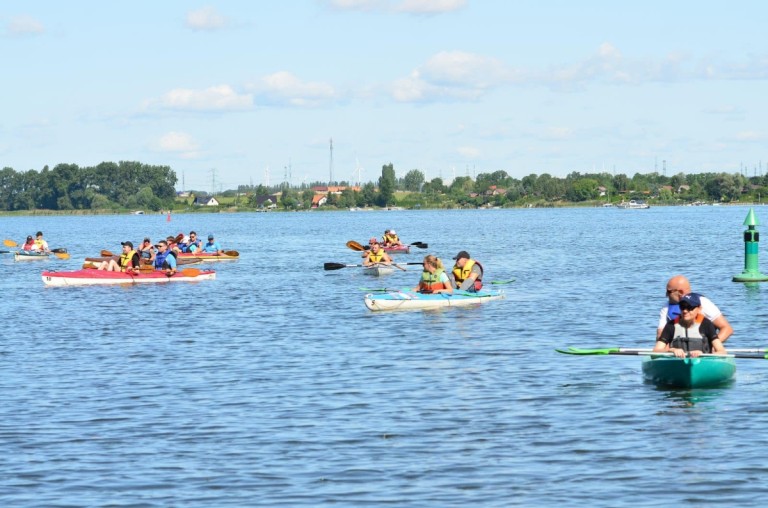 Po jeziorze i po rzece. Podopieczni Podaj Dalej płynęli w spływie kajakowym