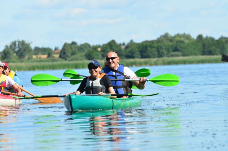 Po jeziorze i po rzece. Podopieczni Podaj Dalej płynęli w spływie kajakowym