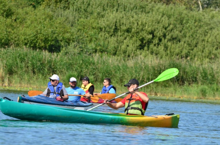 Po jeziorze i po rzece. Podopieczni Podaj Dalej płynęli w spływie kajakowym
