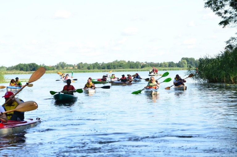 Po jeziorze i po rzece. Podopieczni Podaj Dalej płynęli w spływie kajakowym