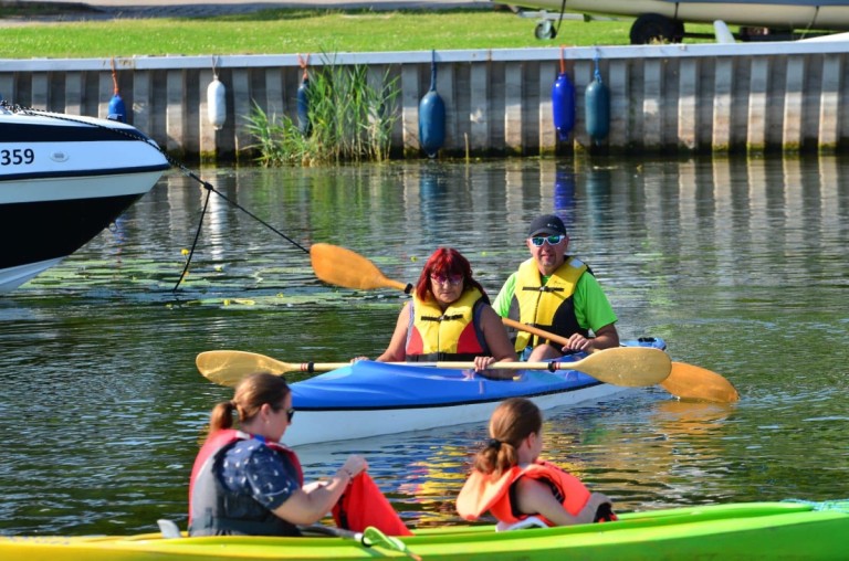 Po jeziorze i po rzece. Podopieczni Podaj Dalej płynęli w spływie kajakowym