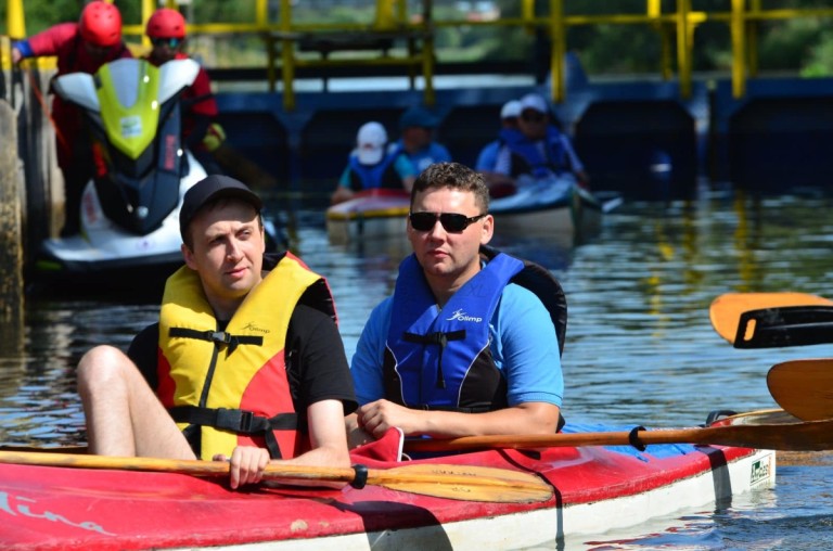 Po jeziorze i po rzece. Podopieczni Podaj Dalej płynęli w spływie kajakowym