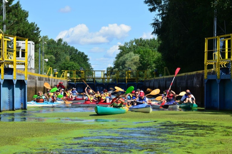 Po jeziorze i po rzece. Podopieczni Podaj Dalej płynęli w spływie kajakowym