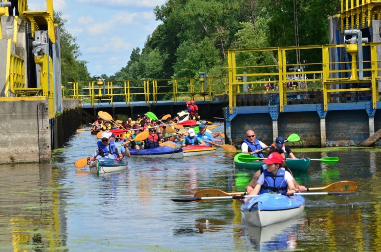 Po jeziorze i po rzece. Podopieczni Podaj Dalej płynęli w spływie kajakowym
