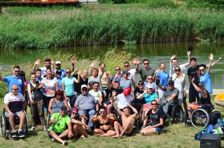 Po jeziorze i po rzece. Podopieczni Podaj Dalej płynęli w spływie kajakowym