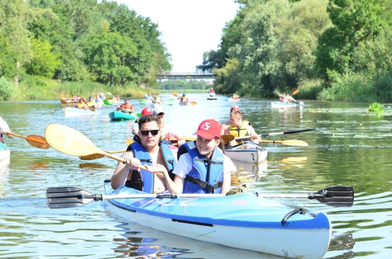 Po jeziorze i po rzece. Podopieczni Podaj Dalej płynęli w spływie kajakowym