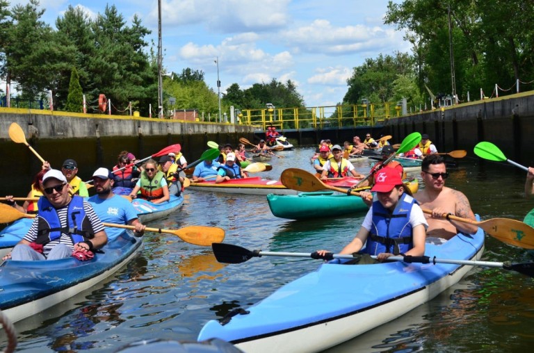 Po jeziorze i po rzece. Podopieczni Podaj Dalej płynęli w spływie kajakowym