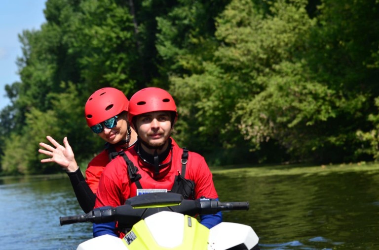 Po jeziorze i po rzece. Podopieczni Podaj Dalej płynęli w spływie kajakowym
