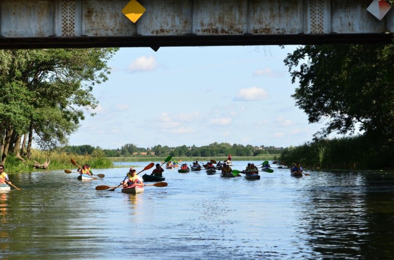 Po jeziorze i po rzece. Podopieczni Podaj Dalej płynęli w spływie kajakowym