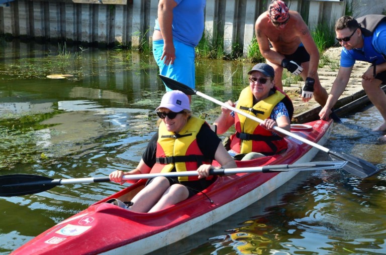Po jeziorze i po rzece. Podopieczni Podaj Dalej płynęli w spływie kajakowym