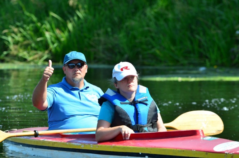 Po jeziorze i po rzece. Podopieczni Podaj Dalej płynęli w spływie kajakowym