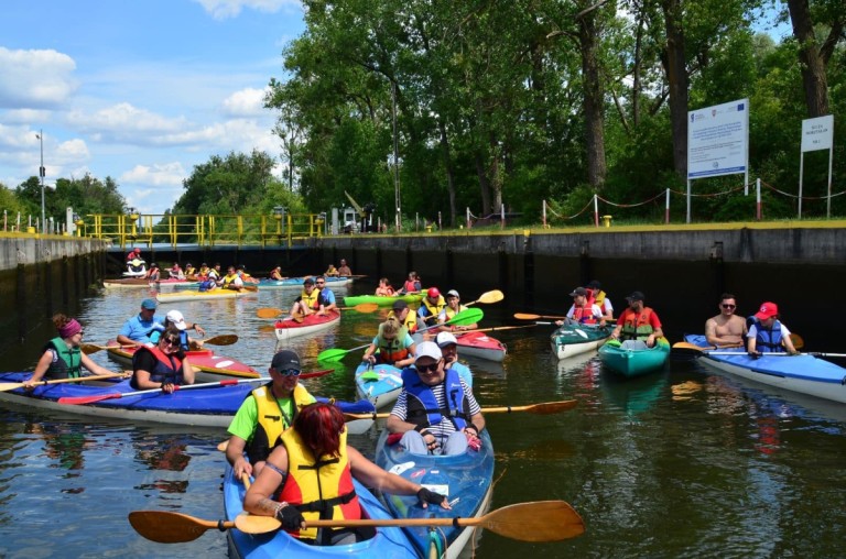 Po jeziorze i po rzece. Podopieczni Podaj Dalej płynęli w spływie kajakowym