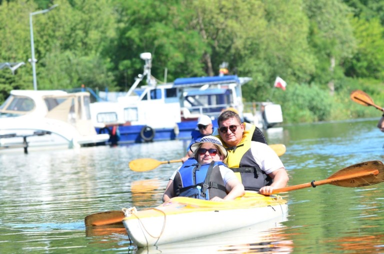 Po jeziorze i po rzece. Podopieczni Podaj Dalej płynęli w spływie kajakowym