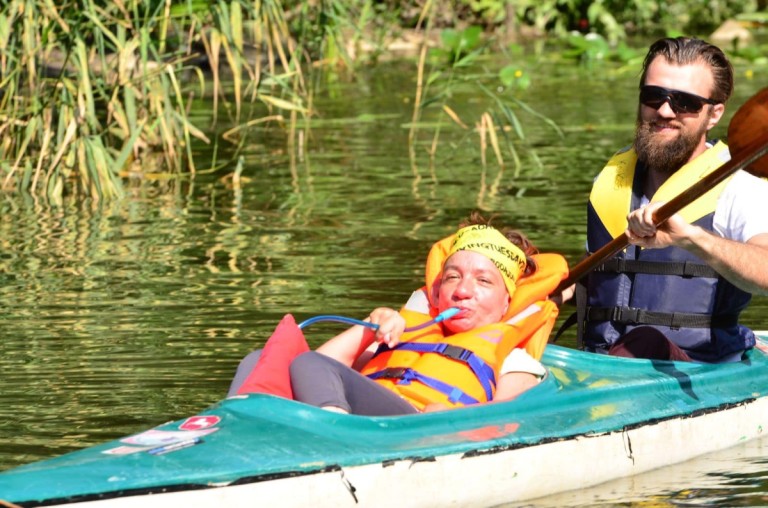 Po jeziorze i po rzece. Podopieczni Podaj Dalej płynęli w spływie kajakowym