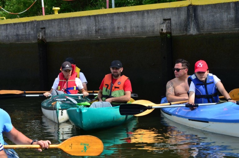 Po jeziorze i po rzece. Podopieczni Podaj Dalej płynęli w spływie kajakowym