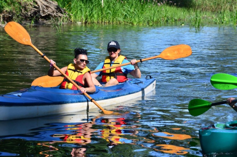 Po jeziorze i po rzece. Podopieczni Podaj Dalej płynęli w spływie kajakowym