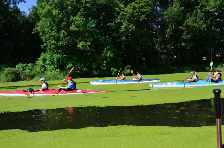 Po jeziorze i po rzece. Podopieczni Podaj Dalej płynęli w spływie kajakowym