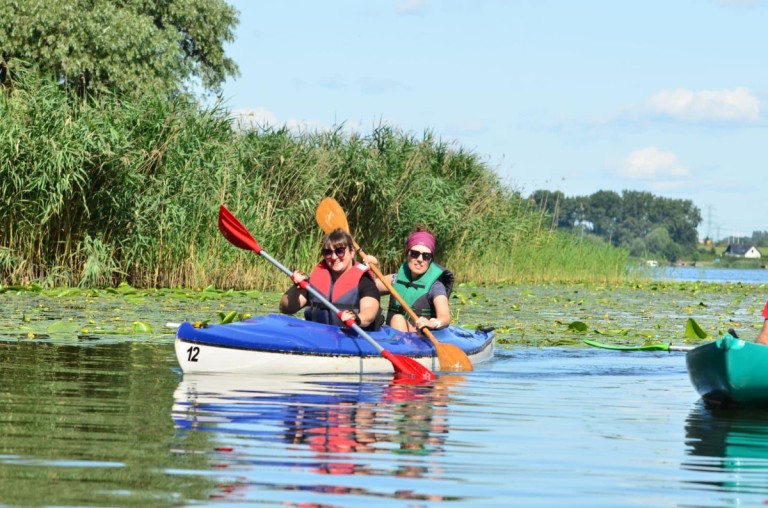 Po jeziorze i po rzece. Podopieczni Podaj Dalej płynęli w spływie kajakowym
