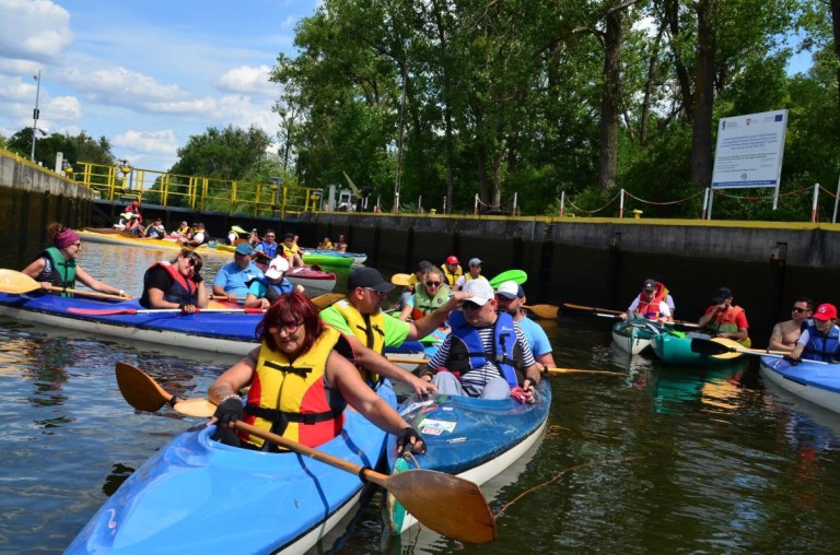 Po jeziorze i po rzece. Podopieczni Podaj Dalej płynęli w spływie kajakowym