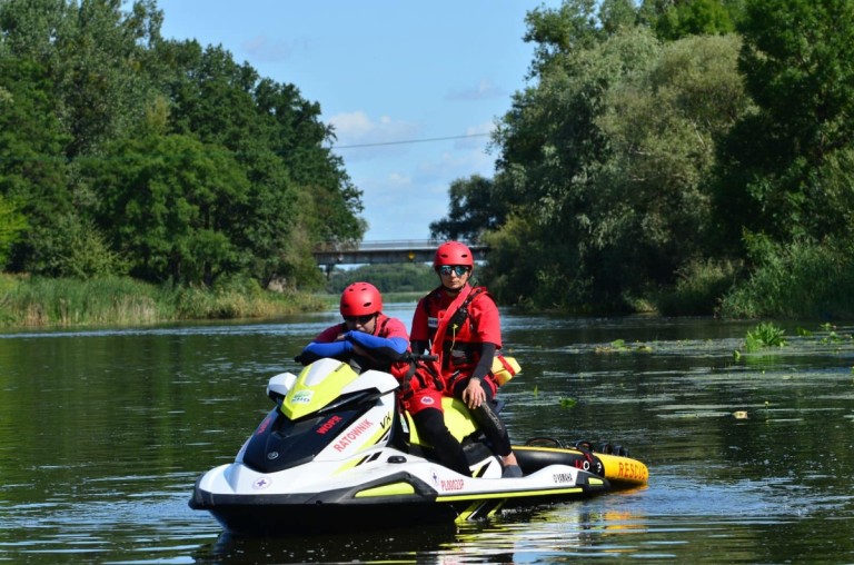Po jeziorze i po rzece. Podopieczni Podaj Dalej płynęli w spływie kajakowym