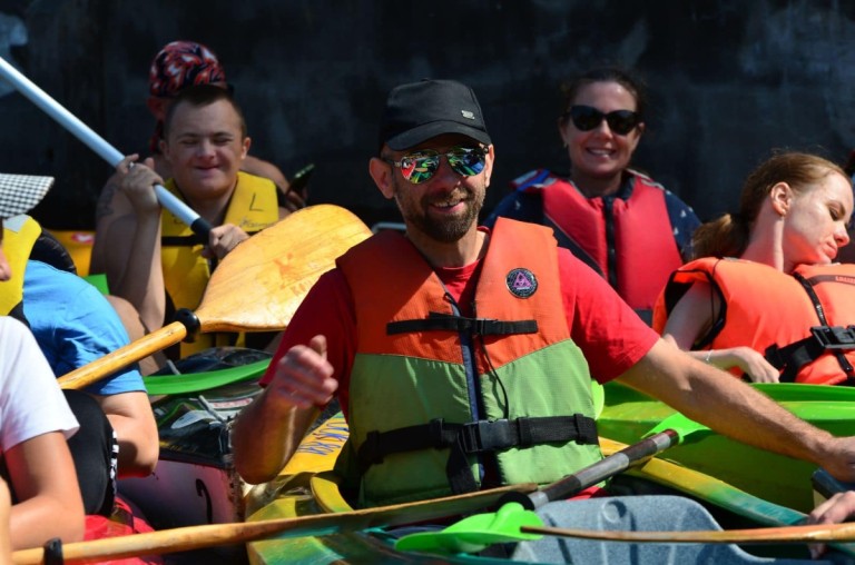 Po jeziorze i po rzece. Podopieczni Podaj Dalej płynęli w spływie kajakowym