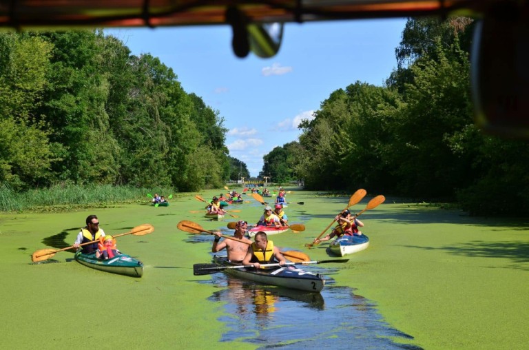 Po jeziorze i po rzece. Podopieczni Podaj Dalej płynęli w spływie kajakowym