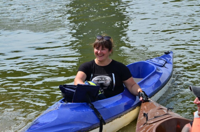 Po jeziorze i po rzece. Podopieczni Podaj Dalej płynęli w spływie kajakowym