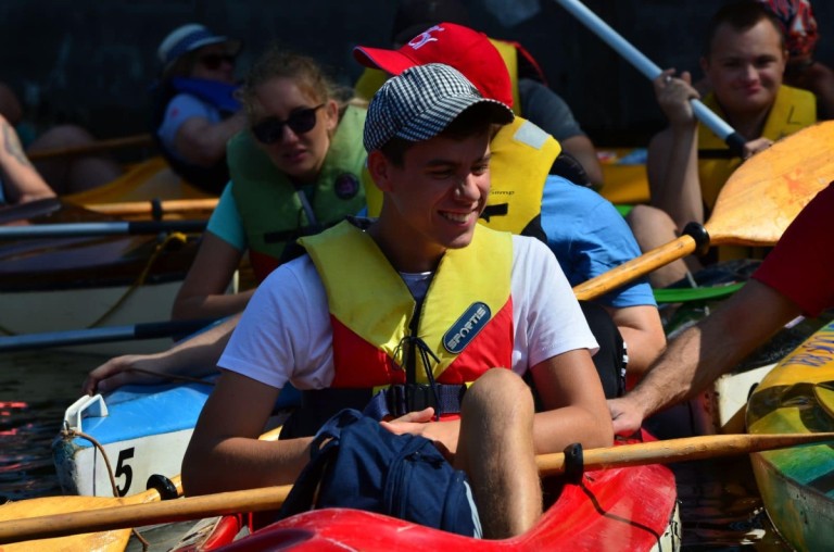 Po jeziorze i po rzece. Podopieczni Podaj Dalej płynęli w spływie kajakowym