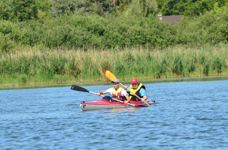 Po jeziorze i po rzece. Podopieczni Podaj Dalej płynęli w spływie kajakowym