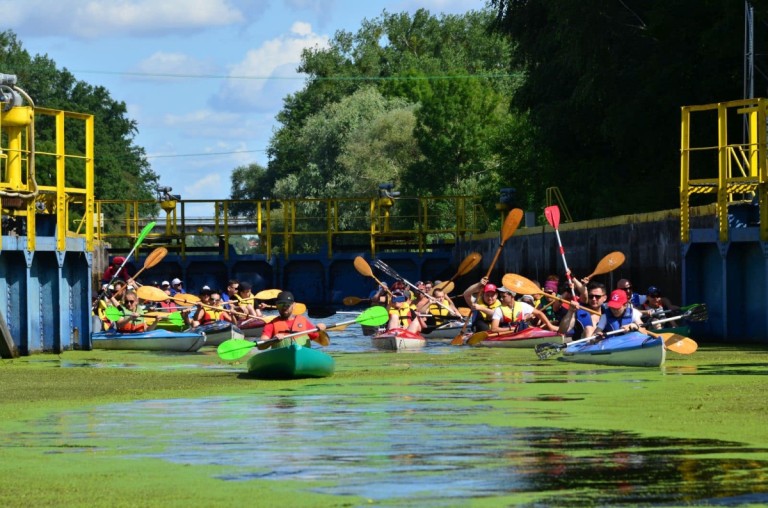Po jeziorze i po rzece. Podopieczni Podaj Dalej płynęli w spływie kajakowym