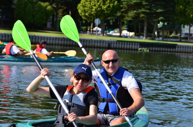 Po jeziorze i po rzece. Podopieczni Podaj Dalej płynęli w spływie kajakowym