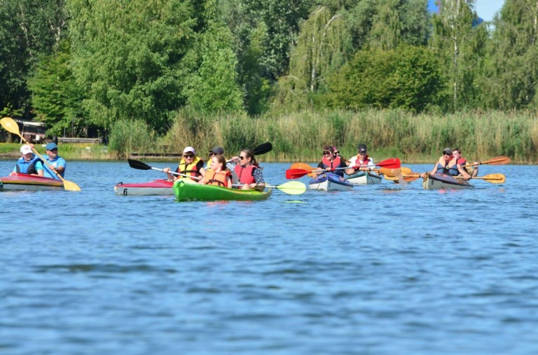 Po jeziorze i po rzece. Podopieczni Podaj Dalej płynęli w spływie kajakowym