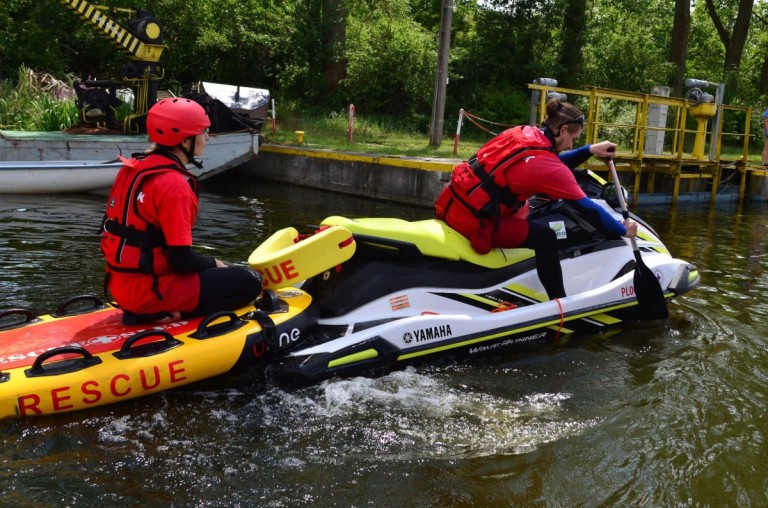 Po jeziorze i po rzece. Podopieczni Podaj Dalej płynęli w spływie kajakowym