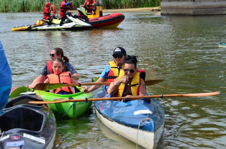 Po jeziorze i po rzece. Podopieczni Podaj Dalej płynęli w spływie kajakowym