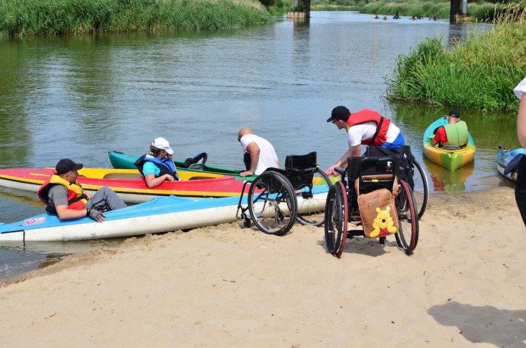 Po jeziorze i po rzece. Podopieczni Podaj Dalej płynęli w spływie kajakowym