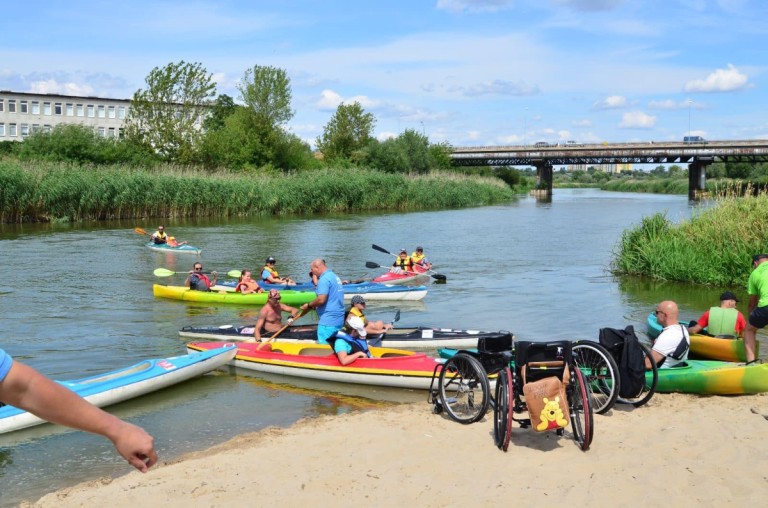 Po jeziorze i po rzece. Podopieczni Podaj Dalej płynęli w spływie kajakowym
