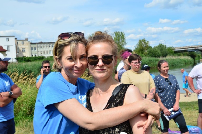 Po jeziorze i po rzece. Podopieczni Podaj Dalej płynęli w spływie kajakowym