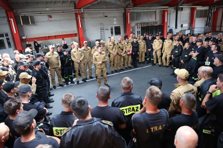 Strażacy z Konina wrócili z misji w Grecji. Zostali powitani w Katowicach