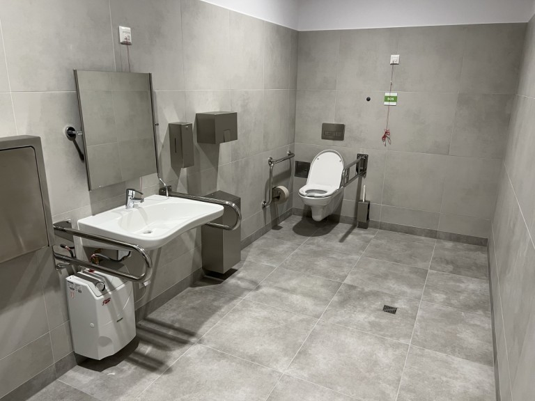 Poczekalnia i kasy już działają. Nowy dworzec dostępny dla podróżnych