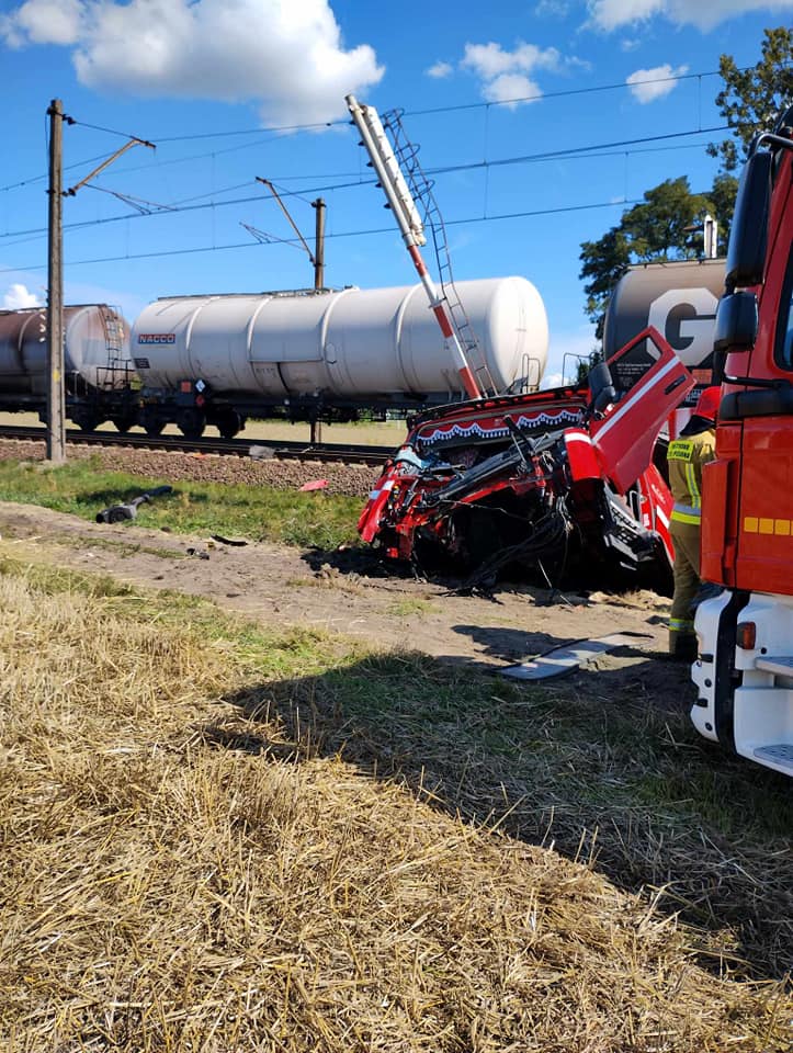 Ciężarówka wjechała pod pociąg towarowy. Kierowca w szpitalu