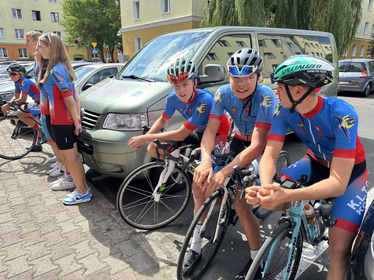 Powiat koniński wspiera młodych kolarzy. Nowy samochód dla cyklistów