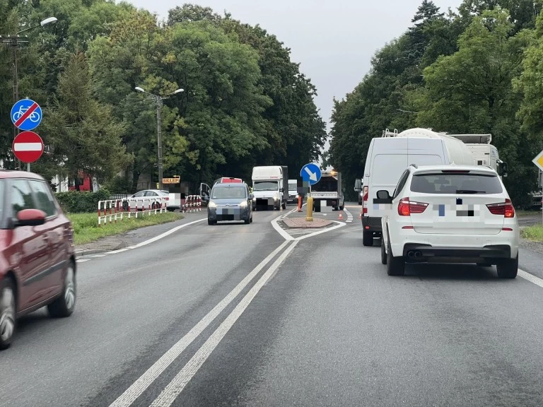 Utrudnienia po zderzeniu busa kurierskiego z samochodem osobowym w Malińcu