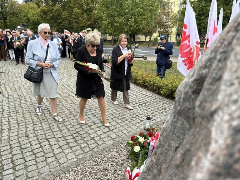 43 lata od Porozumień Sierpniowych: Razem przy głazie „Solidarności” w Koninie