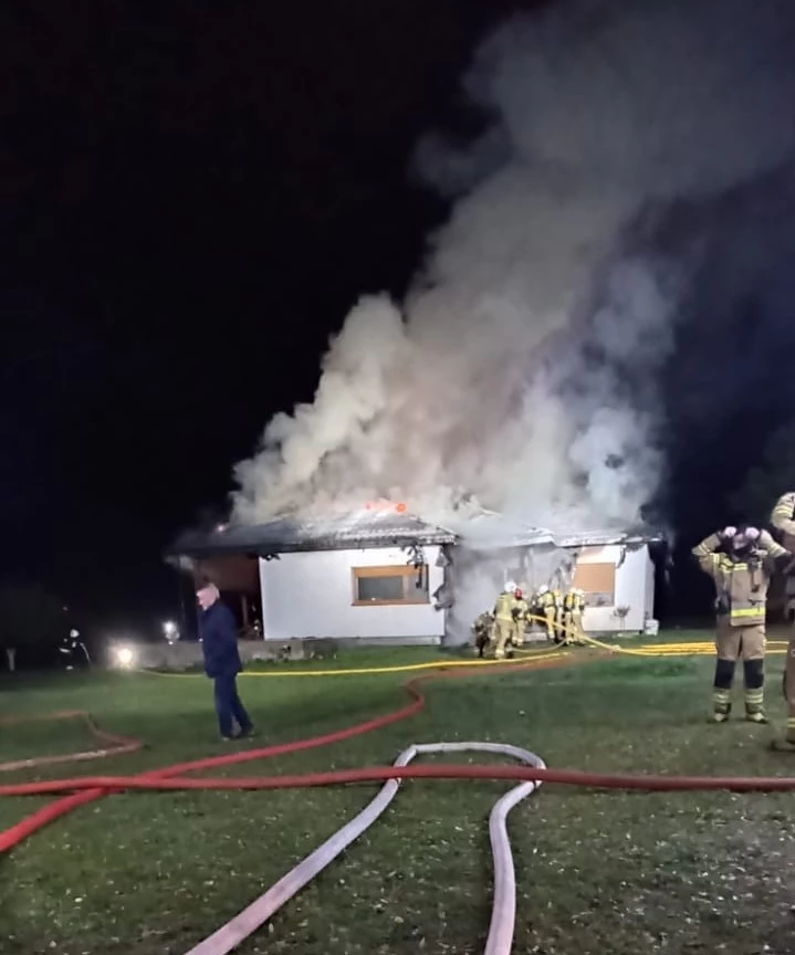 Wierzbinek. Spłonęło poddasze domu. 34 strażaków w akcji