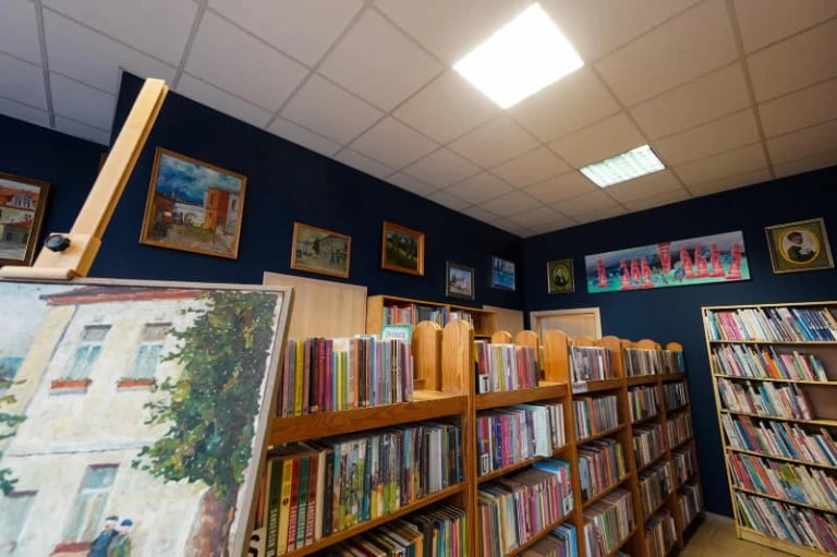 Kolorowe wnętrza, książki i obrazy. Galeria Bajana w Koninie