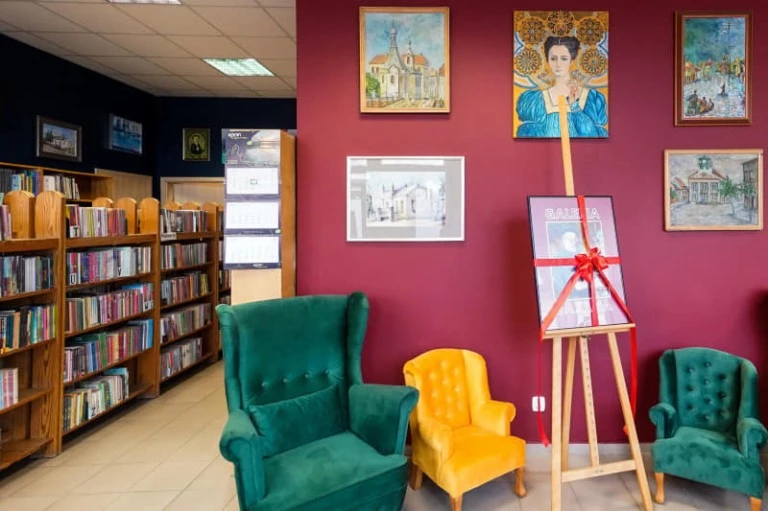 Kolorowe wnętrza, książki i obrazy. Galeria Bajana w Koninie