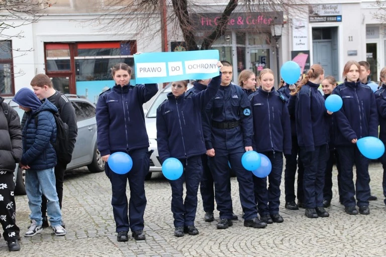 W obronie praw dziecka. „Niebieski Marsz” uczniów ZS CKU w Koninie