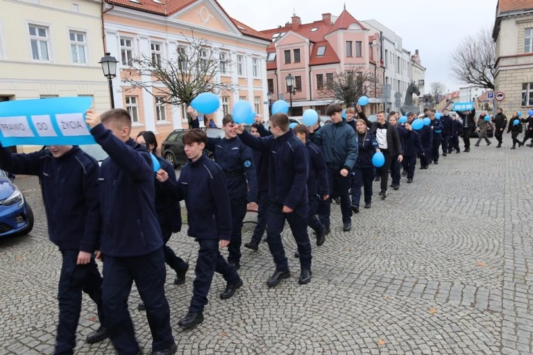 W obronie praw dziecka. „Niebieski Marsz” uczniów ZS CKU w Koninie