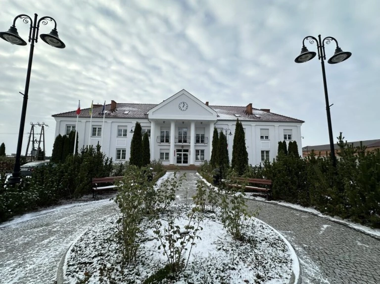 Urząd Gminy w Wierzbinku jak Biały Dom. Nowa elewacja okazałej siedziby